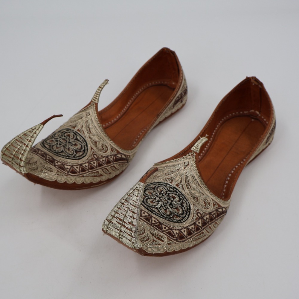 Unbranded Mojari Jutti Flats Mens 42 Tan Gold Zari Embroidered Curled Toe Shoes